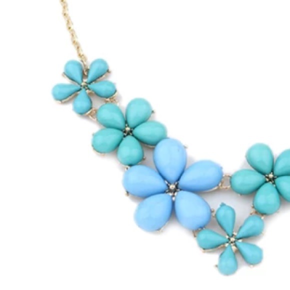 Jewelry - 🎉HP🎉Blue flower necklace
