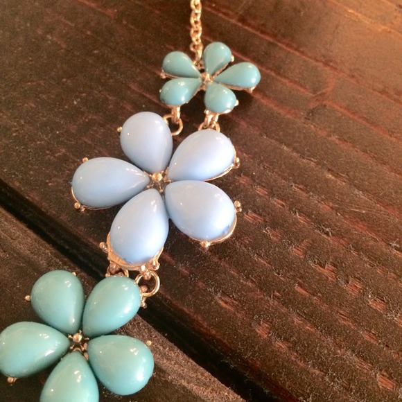 πHPπBlue flower necklace - Picture 3 of 3