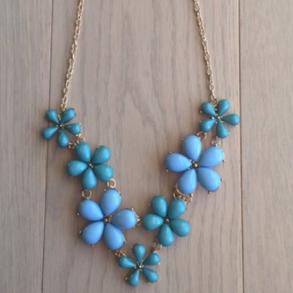 πHPπBlue flower necklace - Picture 2 of 3