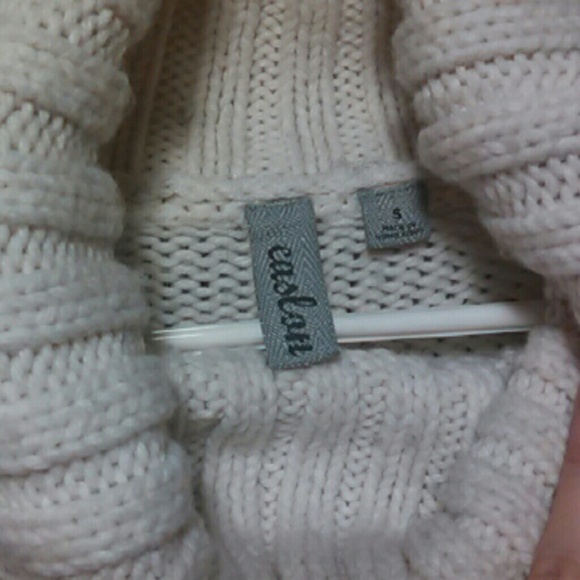 Cozy cable knit sweater. - Picture 3 of 4