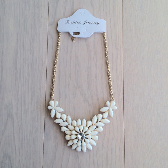 ❎SOLD❎Cream colored bling necklace - Picture 2 of 3