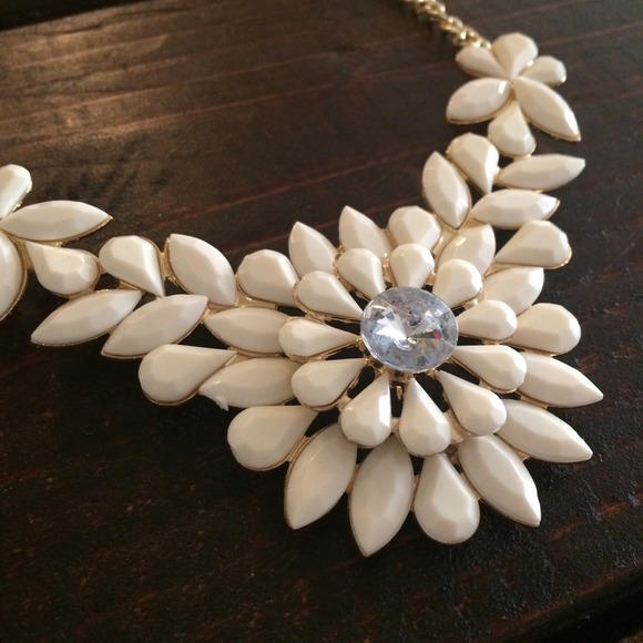 ❎SOLD❎Cream colored bling necklace - Picture 3 of 3