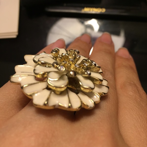 Flower statement ring - Picture 2 of 3