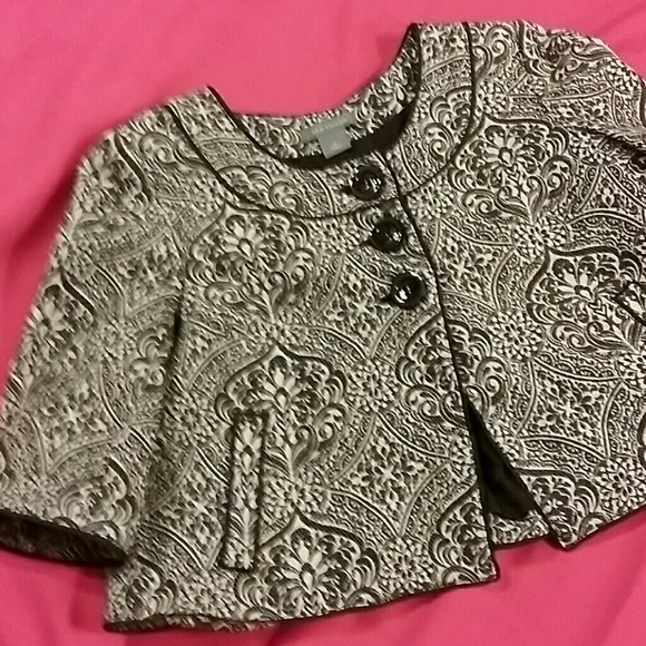 ⌛Ann Taylor cropped jacket size 4-6 Black & White