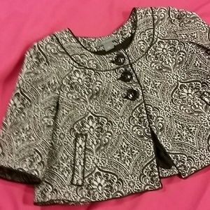 ⌛Ann Taylor cropped jacket size 4-6 Black & White