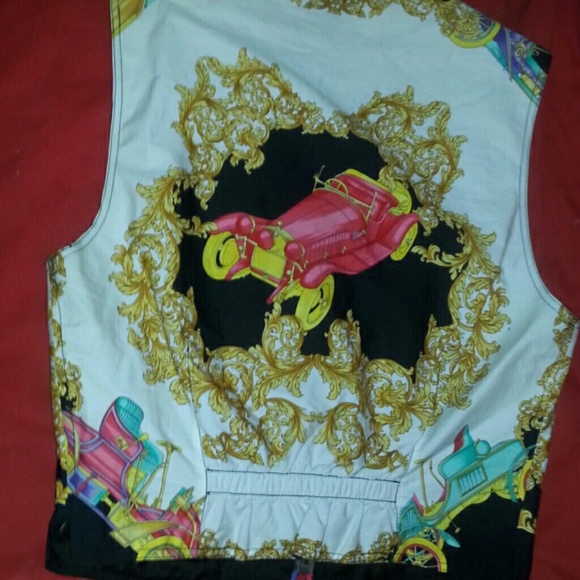 Selling a Versace vest - Picture 2 of 2