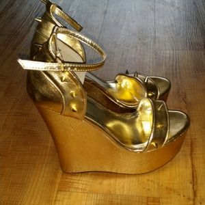 Gold metallic wedges