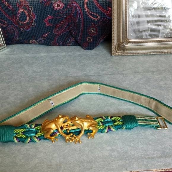 Cute belt and top - Picture 1 of 4