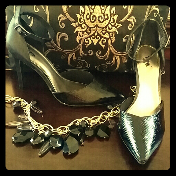 Ankle Strap Pointy Pumps