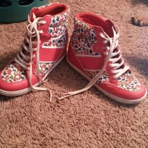 Mudd heel tennis shoes