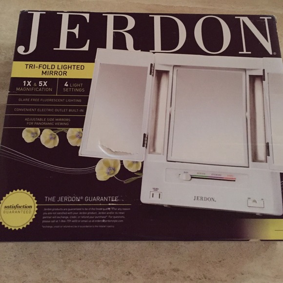 Brand new Jerdon tri-fold lighted mirror