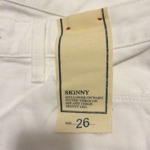 Banana republic size 26 skinny jeans. White. NWT.