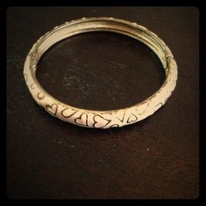 **BUNDLED 👍👍Conrad Cream and gold heart bangle