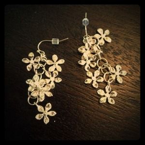 **BUNDLED BOGO!! 👍Gold dangling flower earrings
