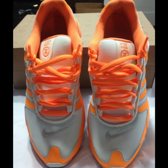 NIKE Women's Running Shox  Size 7