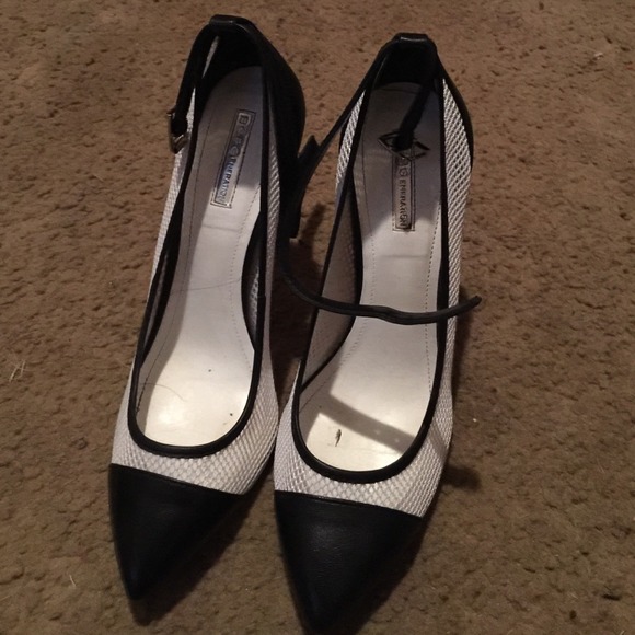 BCBGCYNTHIA Pumps (Black/White)