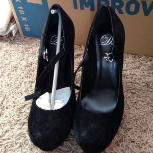 Black pumps 😍 price can be lowered