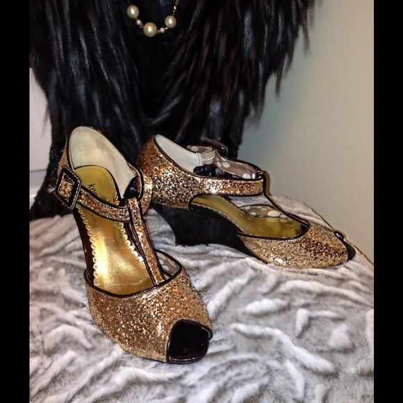 ❌SOLD❌ 🎉HP🎉Kenzie Gold Glitter Wedge Shoes - Picture 2 of 4