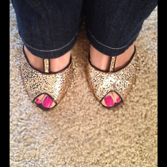 ❌SOLD❌ 🎉HP🎉Kenzie Gold Glitter Wedge Shoes - Picture 3 of 4