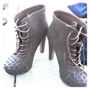 5.5 boots $20