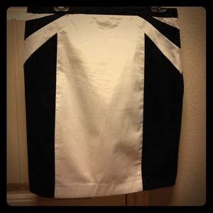 ⭐ Black & White Pencil Skirt