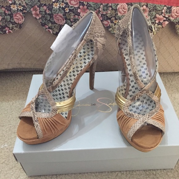Jessica Simpson Brouge