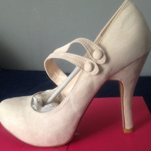 Nude pumps