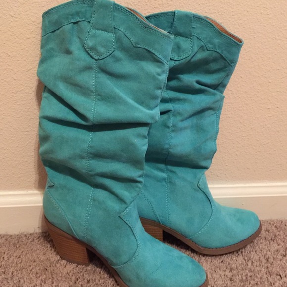 Turquoise cowgirl boots ☺️