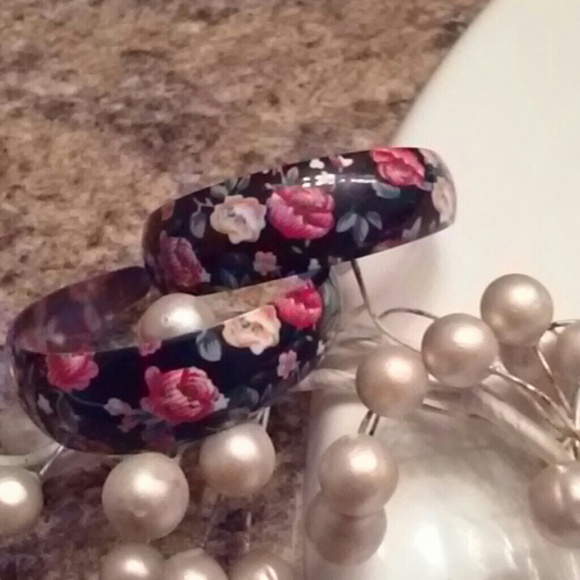 Earrings and pin - Picture 3 of 4