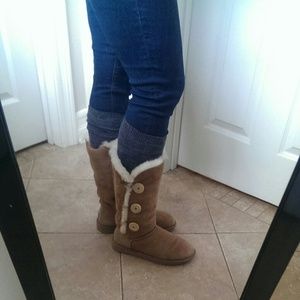 Bailey Triple Button Ugg