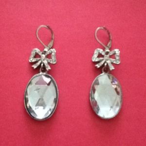 🎉🎉 Silver droplet earrings with diamond bow!