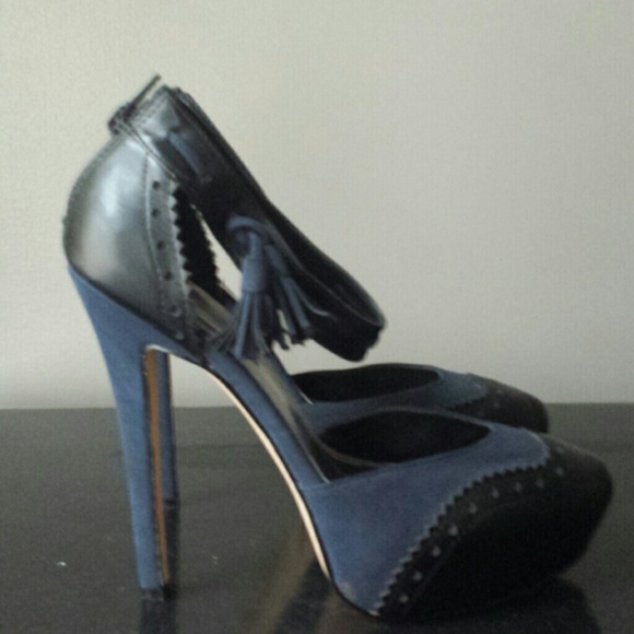 🚫SOLD🚫 Black/blue heels. Back zip with tassels.