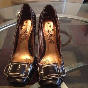 🎉 Chocolate brown and gold studded pumps