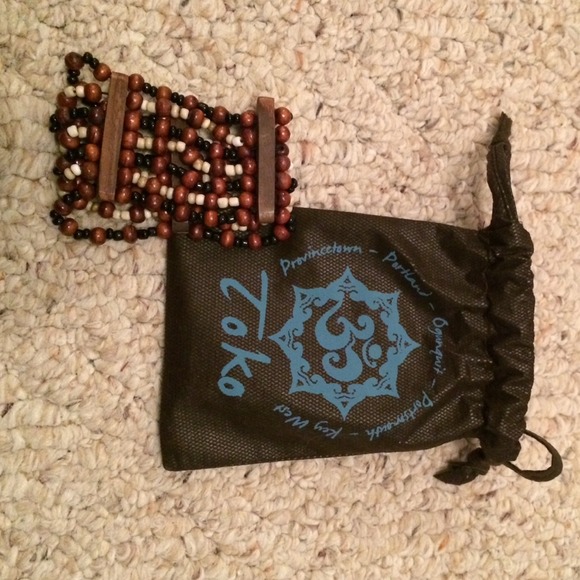 Wooden beaded bracelet and pouch - Picture 2 of 2