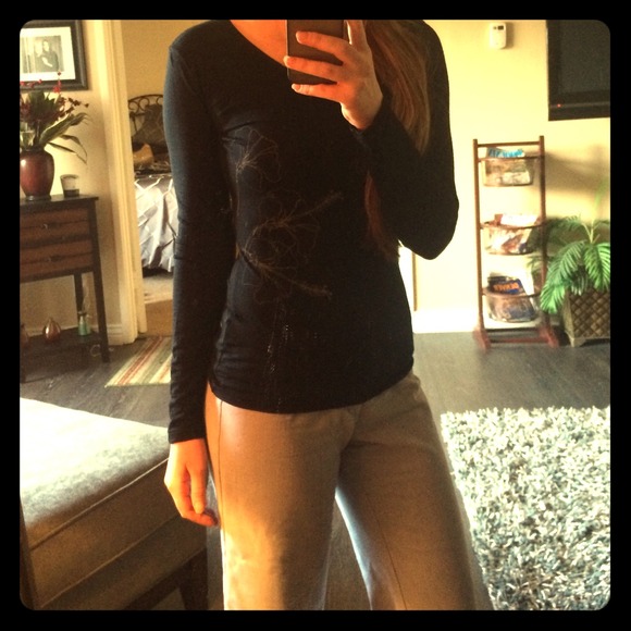 Hawaiian flower | black long sleeve | v-neck