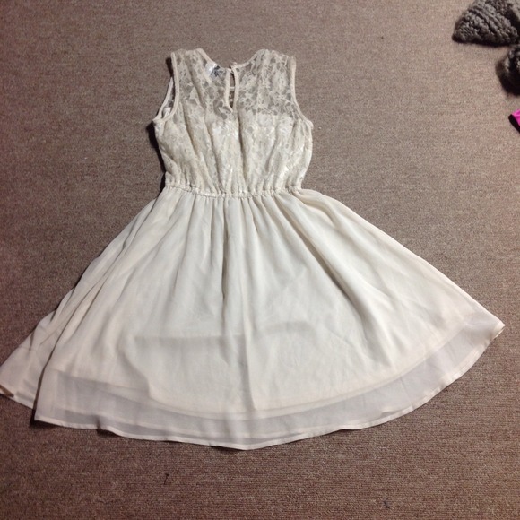 Beautiful half lace dress - Picture 2 of 3