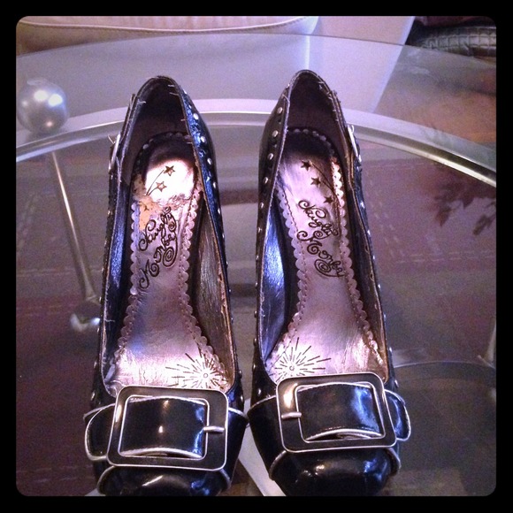 🎊🎋🎁Naughty Monkey black and silver studded pump