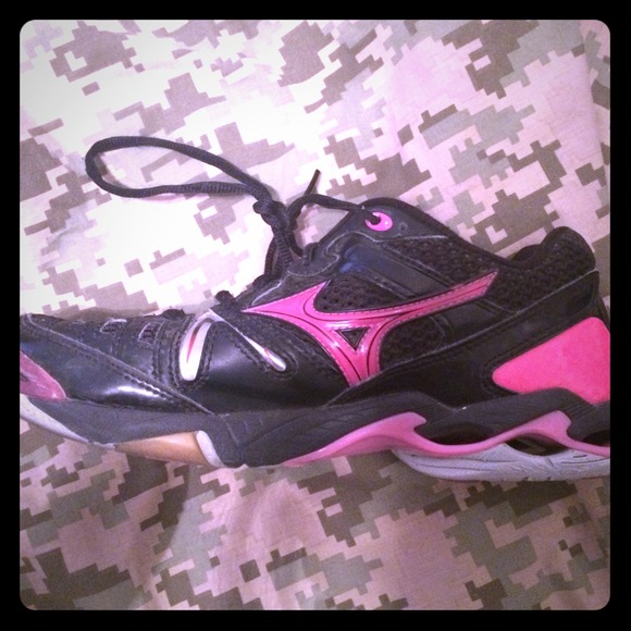 Size 7.5 shoes brand new worn twice on court only