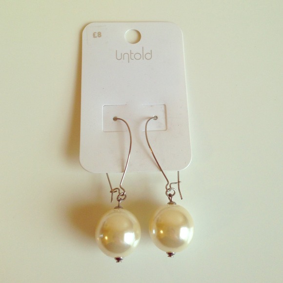 Faux pearl earrings BRAND NEW - Picture 1 of 1