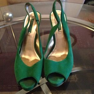 🎊🎋Nine West Deep green suede sling back heels