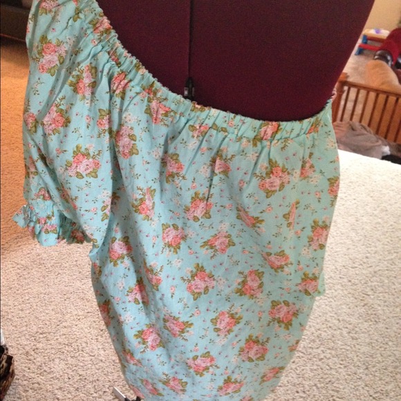 Cute top - Picture 2 of 3