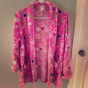 Pink robe w/design. DOESNT HAVE BELT.