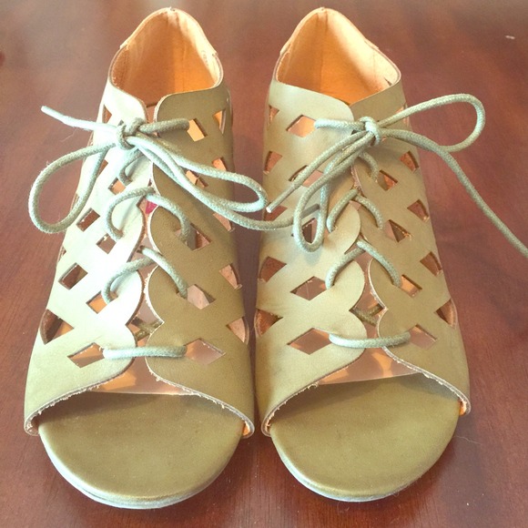 C Label Olive Wedges