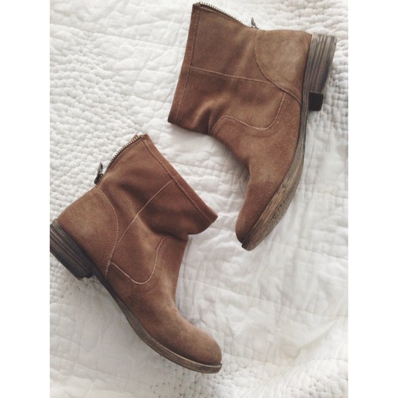 ✖️Sold!✖️Tan Faux Suede Booties ❄️