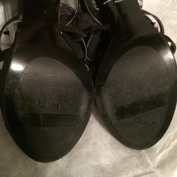 Black ruffled heels - Picture 4 of 4