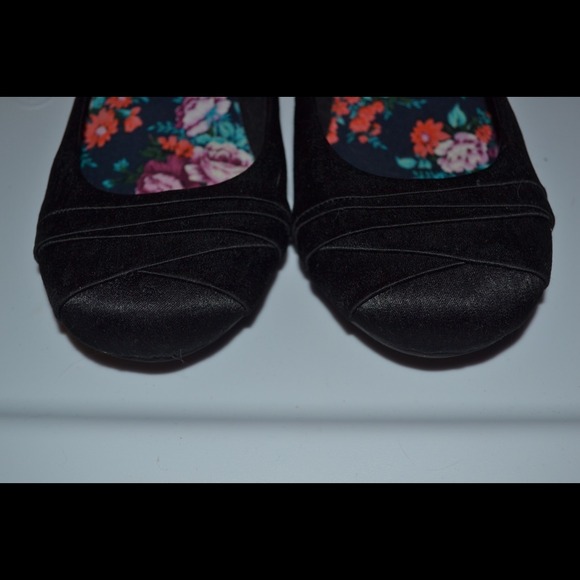 Black dress flats