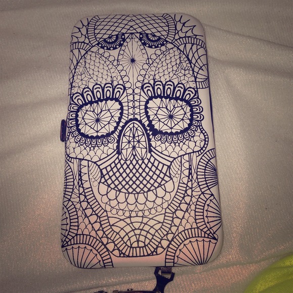 Skull iphone 5 wallet