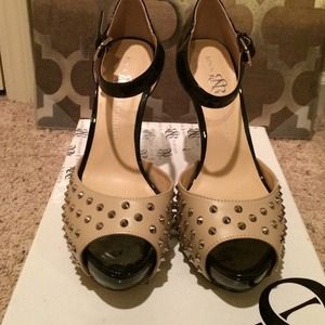 Rock & Republic RRKURTTAN Tan and Black Heels