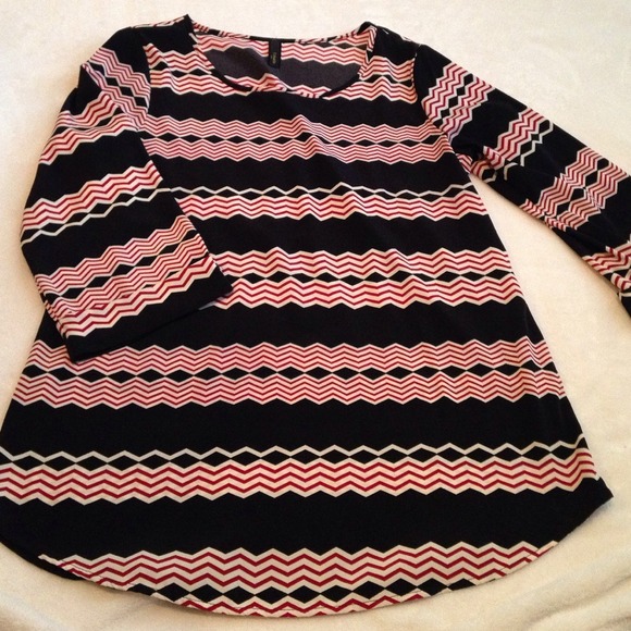 Black and red Chevron top