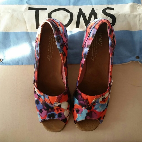 TOMS Orange/pink floral wedges